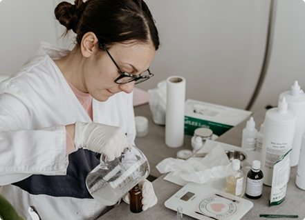 Profissional desenvolvendo fórmula